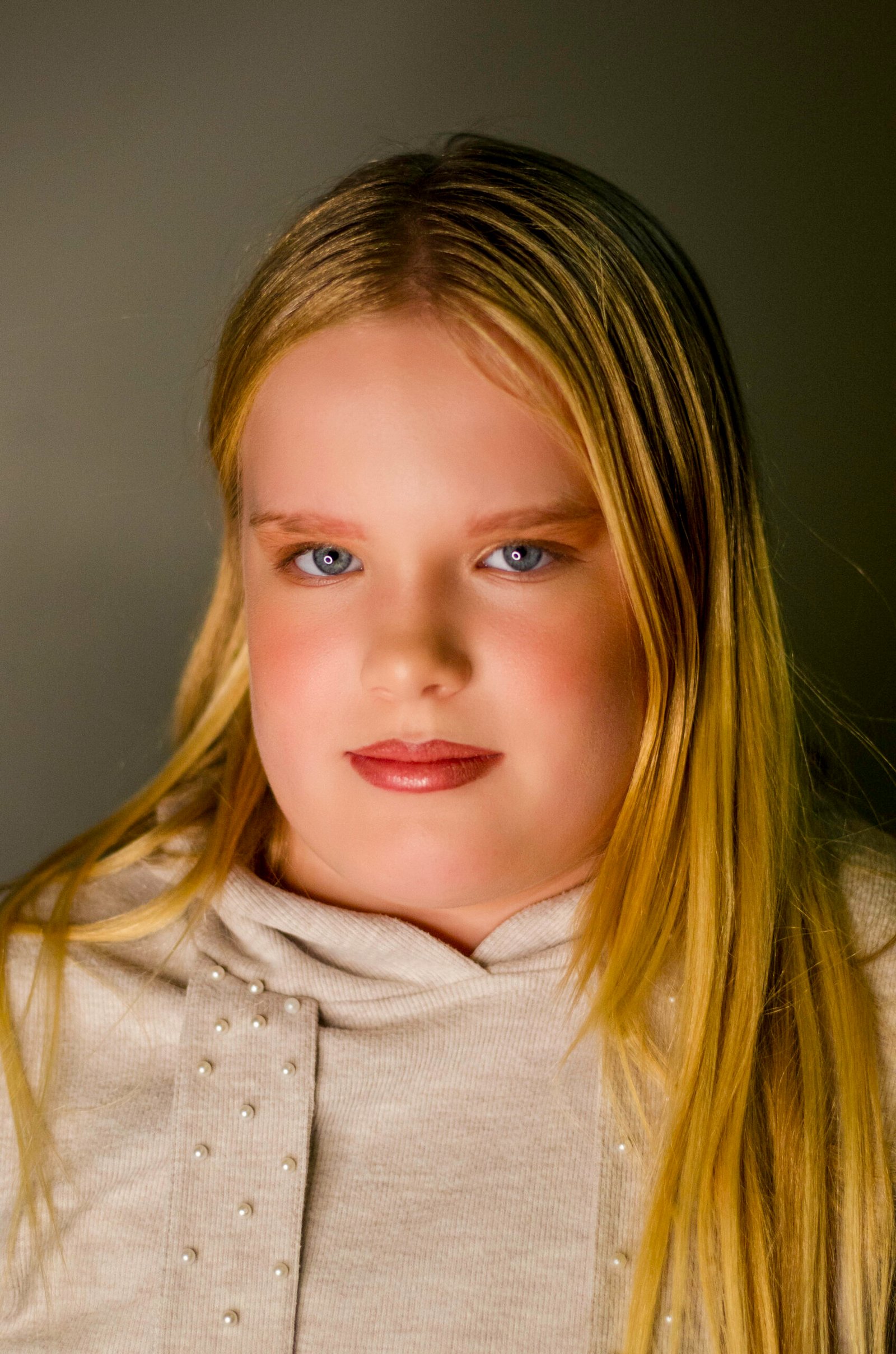 Close portrait of a young girl, soft fringe — MZ Photographer Portrait Photography
