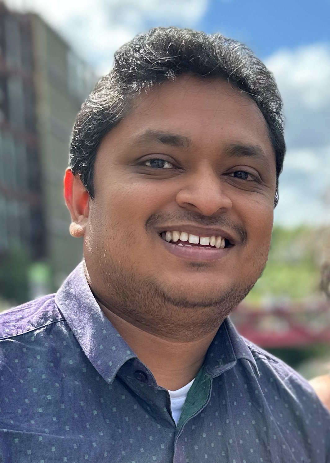 Casual outdoor headshot, open sky — MZ Photographer Portrait Photography