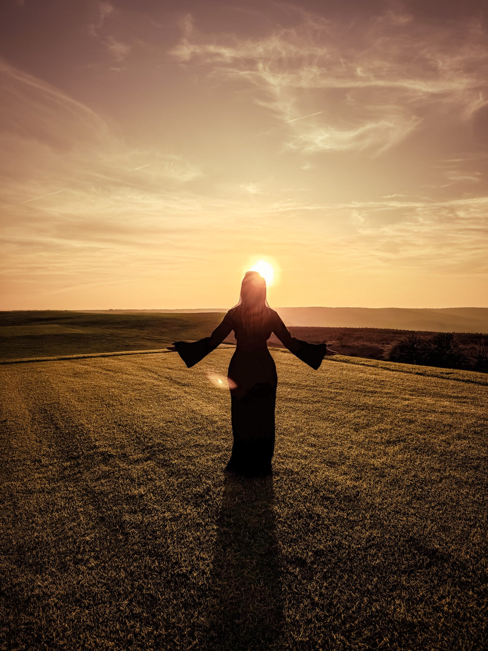 Silhouette portrait at golden hour in the countryside — MZ Photographer